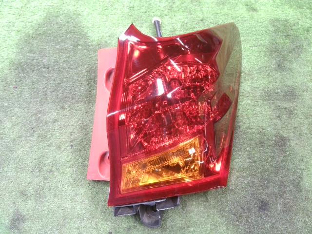 【中古】中古部品 オーリス NZE181H 右テールランプ 【3310200100-000016649015500】