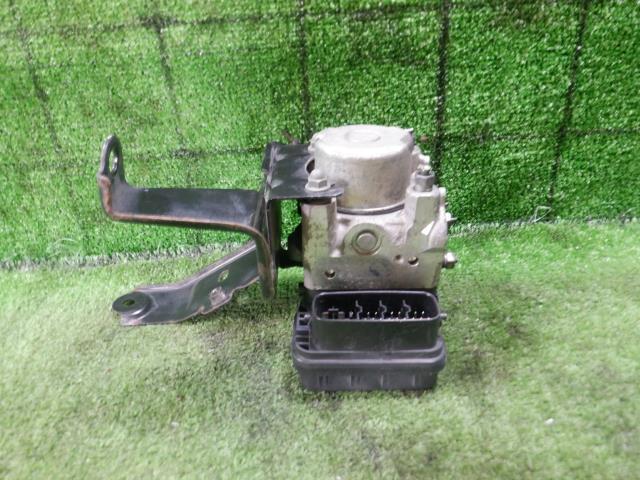 【中古】中古部品 ヴォクシー AZR65G ABSアクチュエーター 【3330420100-220809000142500】