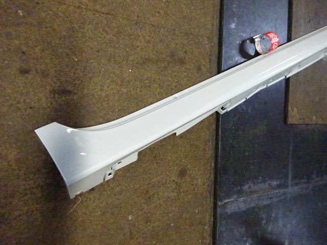 メーカー トヨタ 車名 SAI 型式類別 グレード 認定型式 DAA-AZK10 車両タイプ 4ドアセダン 年式 H21/11 シフト 駆動 通称型式 エンジン型式 2AZ-FXE ミッション型式 アクスル型式 車体色 パール 車体色No 070 トリム色No 走行距離(Km) メーカー純正品番 75850-75010-A0 部品メーカー品番 保証 0ヶ月/0km 付加情報 ★車体色No【070】パール;再塗装{ゴミ所々}底縁歪み有り 商品情報 ※純正番号およびモデル番号は参考としてください。※リビルト部品を購入される際のお願い【再生部品】と表示されているものをリビルト部品と呼んでいます。リビルト部品の場合には、交換時に取り外した部品をご返却していただく場合があります。詳しくはこちら※大物商品(ドア・ボンネット・バンパー等)は個人宅への配送ができない場合がございます。その場合、最寄りの配送業者支店止め等の対応となりますので、あらかじめご了承ください。 ページ上部へ【中古】中古部品 SAI AZK10 右サイドステップ 【3310410000-001700074013700】