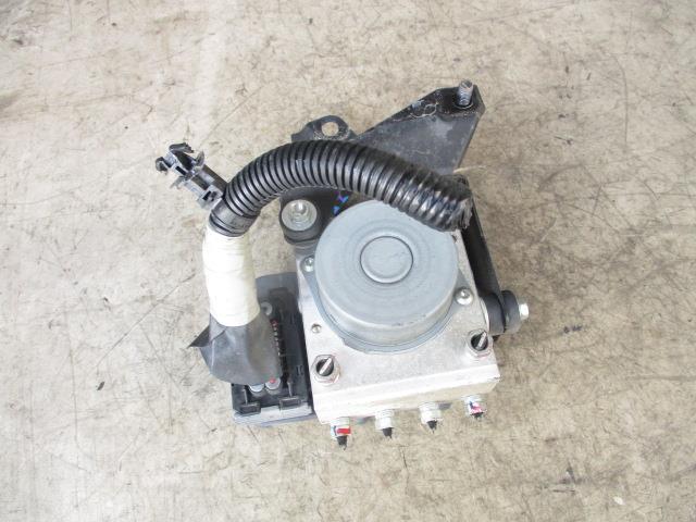 メーカー 日産 車名 デイズ 型式類別 17552-1503 グレード ボレロ X 認定型式 DBA-B21W 車両タイプ 5ドアハッチバック 年式 H28/2 シフト CVT 駆動 通称型式 TQDAREVAA0EDC エンジン型式 3B20 ミッション型式 アクスル型式 車体色 アイスブルー 車体色No D26 トリム色No 15A 走行距離(Km) 41,898 メーカー純正品番 部品メーカー品番 保証 1ヶ月/1000km 付加情報 4670B245 商品情報 ※純正番号およびモデル番号は参考としてください。※リビルト部品を購入される際のお願い【再生部品】と表示されているものをリビルト部品と呼んでいます。リビルト部品の場合には、交換時に取り外した部品をご返却していただく場合があります。詳しくはこちら※大物商品(ドア・ボンネット・バンパー等)は個人宅への配送ができない場合がございます。その場合、最寄りの配送業者支店止め等の対応となりますので、あらかじめご了承ください。 ページ上部へ【中古】中古部品 デイズ B21W ABSアクチュエーター 【3310190100-000223014442500】