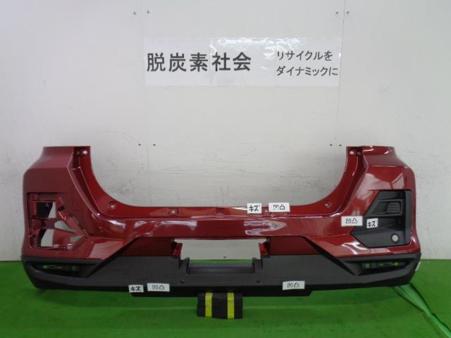 メーカー トヨタ 車名 ライズ 型式類別 グレード G 認定型式 5BA-A200A 車両タイプ 5DJワゴン 年式 R1/11 シフト CVT 駆動 通称型式 A200AGBXV エンジン型式 1KR-VET ミッション型式 アクスル型式 車体色 ファイアークォーツレッド(M) 車体色No R67 トリム色No 走行距離(Km) メーカー純正品番 52159-B1310-D0 部品メーカー品番 保証 0ヶ月/0km 付加情報 フェイスのみ。アンダー付(凹凸・キズ有)。右カバー(センサー穴×1)付。,*外傷状態は画像を参照してください*他小キズ有。裏品番：52159-B1310 商品情報 ※純正番号およびモデル番号は参考としてください。※リビルト部品を購入される際のお願い【再生部品】と表示されているものをリビルト部品と呼んでいます。リビルト部品の場合には、交換時に取り外した部品をご返却していただく場合があります。詳しくはこちら※大物商品(ドア・ボンネット・バンパー等)は個人宅への配送ができない場合がございます。その場合、最寄りの配送業者支店止め等の対応となりますので、あらかじめご了承ください。 ページ上部へ【中古】中古部品 ライズ A200A リアバンパー 【3380050000-000033419915100】