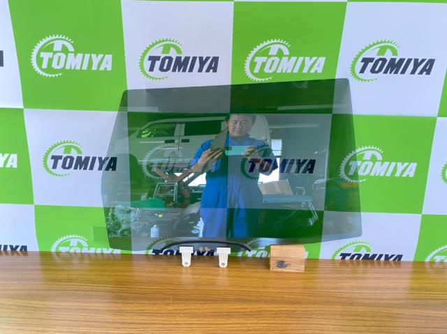 メーカー スズキ 車名 ワゴンR 型式類別 18451-0601 グレード ハイブリッドFX リミテッド 4WD 認定型式 DAA-MH55S 車両タイプ 5ドアハッチバック 年式 H30/9 シフト CVT 駆動 4×4 通称型式 MH55SWFXP-LAJ エンジン型式 R06A ミッション型式 CVT アクスル型式 車体色 ブルーイッシュブラックパールIII 車体色No ZJ3 トリム色No C2S 走行距離(Km) 21,000 メーカー純正品番 84504-63R00 部品メーカー品番 M2H3 保証 0ヶ月/0km 付加情報 【21000km】純正 アサヒ M2H3:グリーン ウススリ少々のみ OK!!●84504-63R00★,★お知らせ欄にあるURLにて保障規定必ず確認♪ 商品情報 ※純正番号およびモデル番号は参考としてください。※リビルト部品を購入される際のお願い【再生部品】と表示されているものをリビルト部品と呼んでいます。リビルト部品の場合には、交換時に取り外した部品をご返却していただく場合があります。詳しくはこちら※大物商品(ドア・ボンネット・バンパー等)は個人宅への配送ができない場合がございます。その場合、最寄りの配送業者支店止め等の対応となりますので、あらかじめご了承ください。 ページ上部へ【中古】中古部品 ワゴンR MH55S 右リアドアガラス 【3330440100-220901000113330】