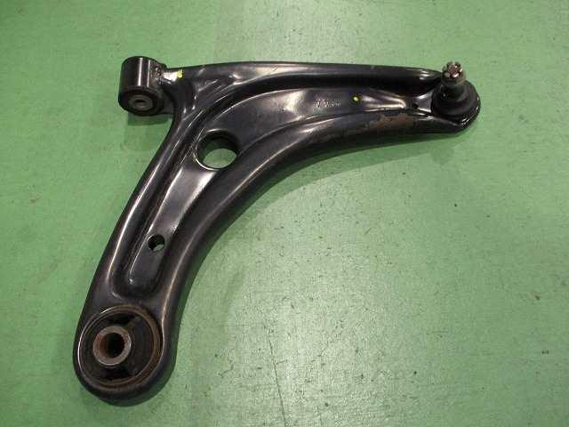 【中古】中古部品 フィット GD1 右フロントロアアーム 【3310590000-000003884251720】