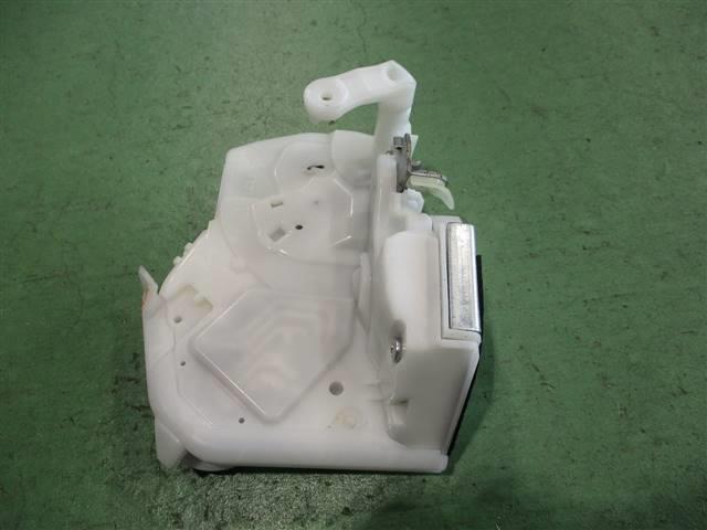 【中古】中古部品 デリカD2 MB15S 右フロントドアロックソレノイド 【3310590000-000003740664550】
