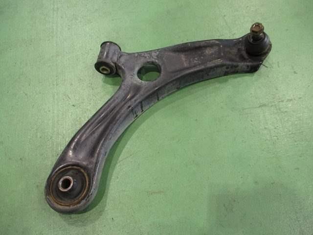 【中古】中古部品 ワゴンR MH23S 右フロントロアアーム 【3310590000-000004235751720】