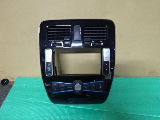 メーカー 日産 車名 リーフ 型式類別 グレード 17436-0002 認定型式 ZAA-AZE0 車両タイプ 5ドアハッチバック 年式 H26/1 シフト 駆動 通称型式 エンジン型式 EM57 ミッション型式 アクスル型式 車体色 パール 車体色No QAB トリム色No G 走行距離(Km) 181,000 メーカー純正品番 27500-3NH0B 部品メーカー品番 保証 1ヶ月/1000km 付加情報 簡易テスト/27500-3NH0B★走行Km【181,025】; 商品情報 ※純正番号およびモデル番号は参考としてください。※リビルト部品を購入される際のお願い【再生部品】と表示されているものをリビルト部品と呼んでいます。リビルト部品の場合には、交換時に取り外した部品をご返却していただく場合があります。詳しくはこちら※大物商品(ドア・ボンネット・バンパー等)は個人宅への配送ができない場合がございます。その場合、最寄りの配送業者支店止め等の対応となりますので、あらかじめご了承ください。 ページ上部へ【中古】中古部品 リーフ AZE0 A/Cスイッチパネル 【3310410000-001669443960900】