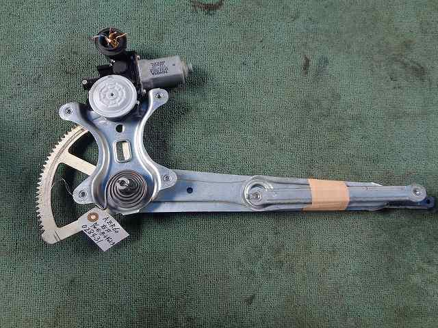 【中古】中古部品 ヴォクシー AZR60G 右フロントドアレギュレータ・モーター 【3340030100-001617141713120】