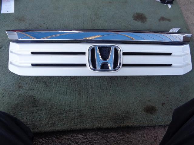 【中古】中古部品 N−BOX JF1 ラジエータグリル 【3340030100-001664185510400】