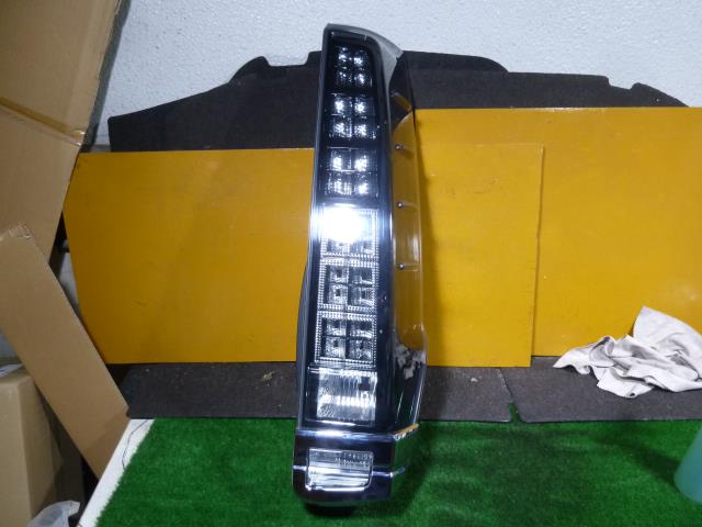 中古部品 ヴォクシー ZRR80W 右テールランプ 