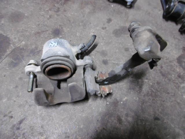 【中古】中古部品 ハイゼット S100P 左フロントキャリパー 【3310410000-001256536244360】