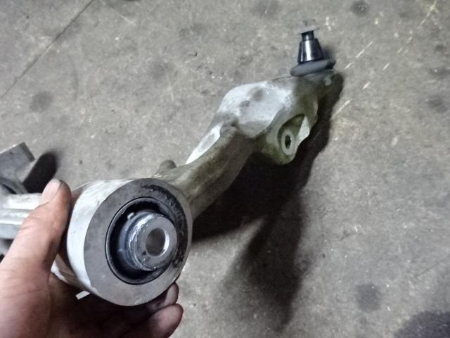 【中古】中古部品 スカイライン V36 左フロントロアアーム 【3310410000-001532763851740】