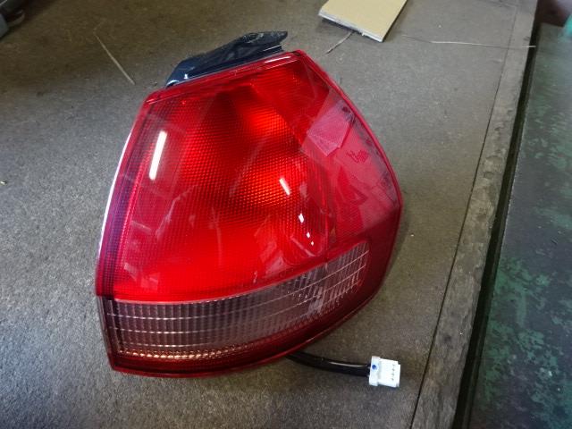 【中古】中古部品 ウイングロード WFY11 右テールランプ 【3310410000-001444765415500】