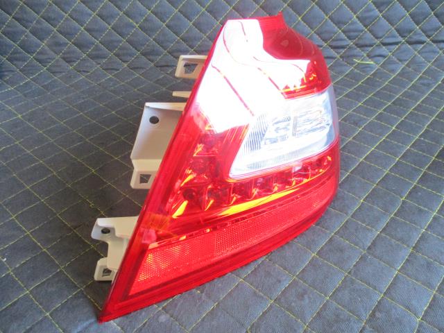 【中古】中古部品 ティアナ J32 右テールランプ 【3330660100-000022320515500】
