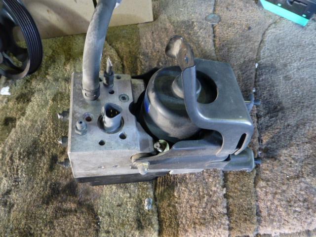 【中古】中古部品 クラウン JZS175 ABSアクチュエーター 【3310410000-001035667742500】