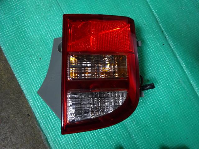 【中古】中古部品 アイシス ZGM11W 右テールランプ 【3310410000-001680137115500】
