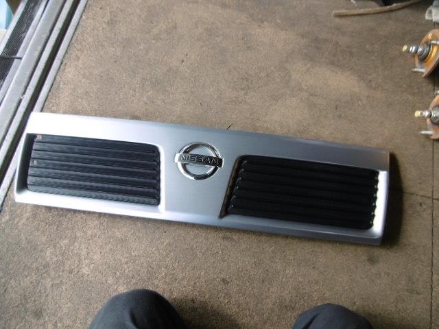 【中古】中古部品 クリッパー U71V ラジエータグリル 【3310410000-001407359910400】