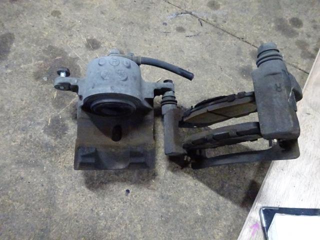 【中古】中古部品 プリウス ZVW30 右フロントキャリパー 【3310410000-001685039244330】