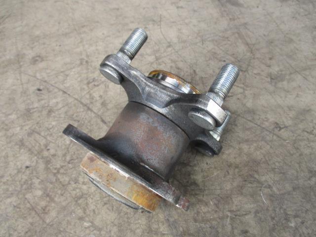 【中古】中古部品 アルト HA36V リアハブ 【3310190100-000223025344471】