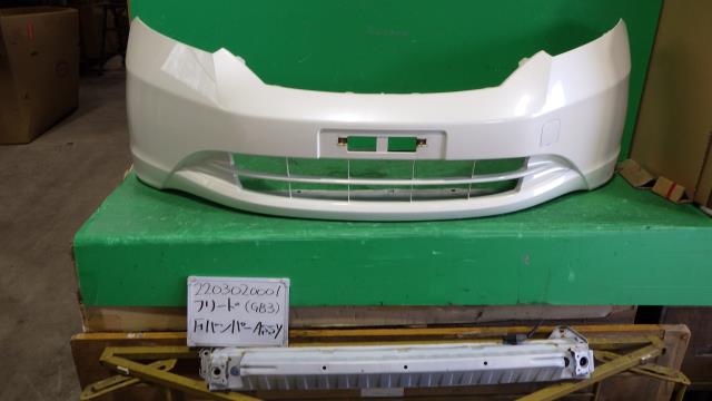 【中古】中古部品 フリード GB3 フロントバンパー 【3330340100-220302000110100】