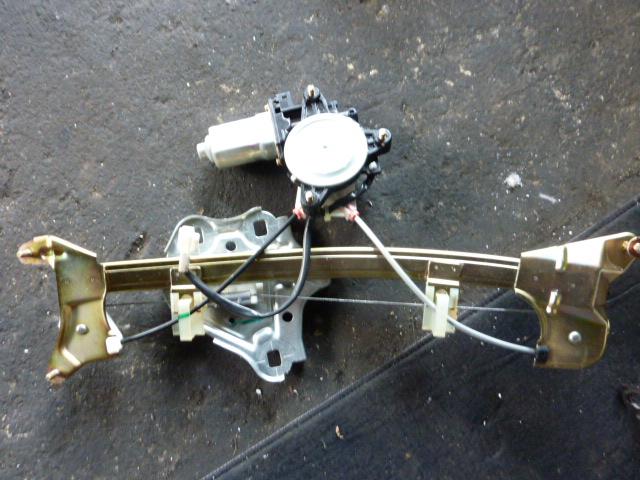 メーカー トヨタ 車名 クラウン 型式類別 08331-0254 グレード 3000 ロイヤルツーリング 認定型式 E-JZS155 車両タイプ 4ドアハードトップ 年式 H11/ シフト 駆動 通称型式 エンジン型式 2JZ-GE ミッション型式 アクスル型式 B08A 車体色 パール/銀 車体色No 2BK トリム色No FH18 走行距離(Km) 89,000 メーカー純正品番 部品メーカー品番 保証 0ヶ月/0km 付加情報 2Pワイヤー式レギュレター付 商品情報 ※純正番号およびモデル番号は参考としてください。※リビルト部品を購入される際のお願い【再生部品】と表示されているものをリビルト部品と呼んでいます。リビルト部品の場合には、交換時に取り外した部品をご返却していただく場合があります。詳しくはこちら※大物商品(ドア・ボンネット・バンパー等)は個人宅への配送ができない場合がございます。その場合、最寄りの配送業者支店止め等の対応となりますので、あらかじめご了承ください。 ページ上部へ【中古】中古部品 クラウン JZS155 左リアドアレギュレータ・モーター 【3310410000-000818840313420】