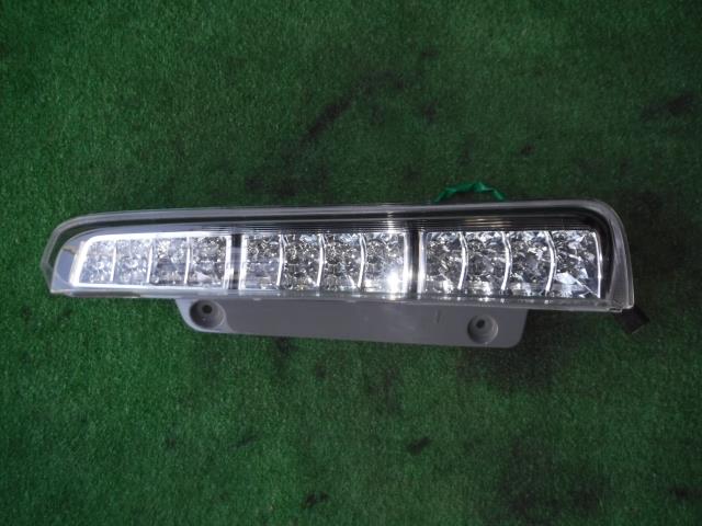 【中古】中古部品 アイシス ZGM10W 右テールランプ 【3330450100-220414000215500】