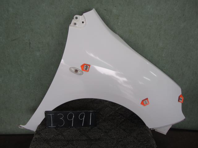【中古】中古部品 ファミリア BVY12 右フロントフェンダー 【3310120100-001401756610600】