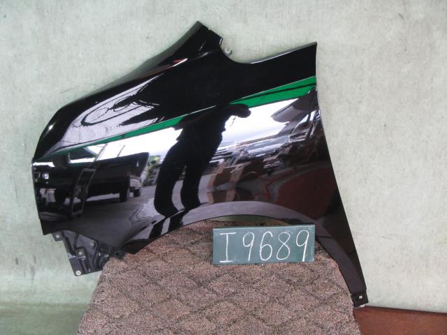 【中古】中古部品 ヴォクシー ZRR70G 左フロントフェンダー 【3310120100-001561037610700】
