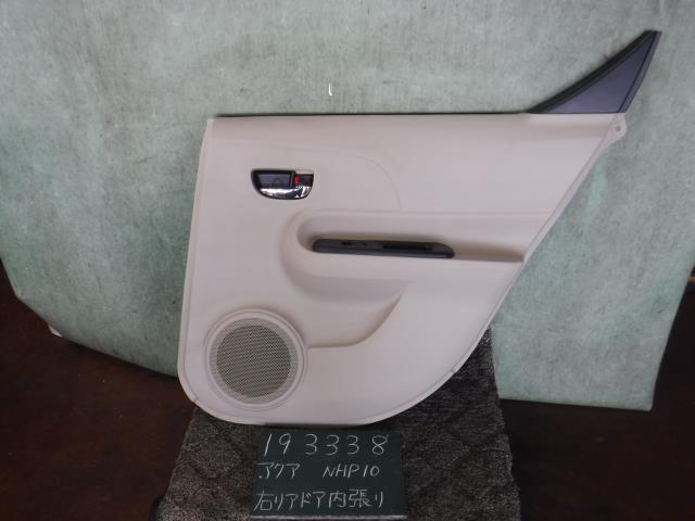 【中古】中古部品 アクア NHP10 右リアドアトリム 【3310120100-001620282813350】