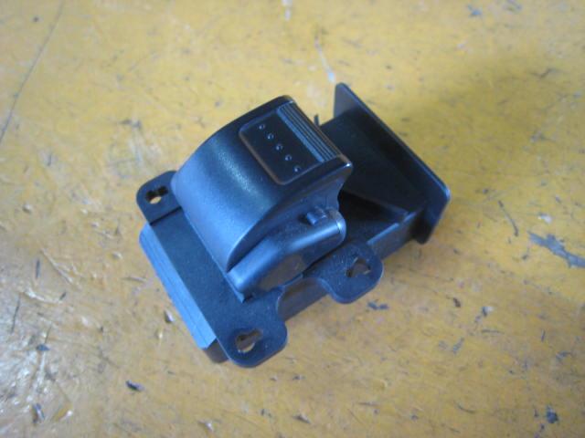 メーカー ホンダ 車名 フィット 型式類別 12236-0005 グレード 1500 1.5A 認定型式 CBA-GD3 車両タイプ 5ドアハッチバック 年式 H17/3 シフト 駆動 通称型式 エンジン型式 L15A-E ミッション型式 アクスル型式 車体色 銀 車体色No NH623M トリム色No 走行距離(Km) 101,000 メーカー純正品番 部品メーカー品番 保証 1ヶ月/1000km 付加情報 左フロントドア用；カプラー5P 商品情報 ※純正番号およびモデル番号は参考としてください。※リビルト部品を購入される際のお願い【再生部品】と表示されているものをリビルト部品と呼んでいます。リビルト部品の場合には、交換時に取り外した部品をご返却していただく場合があります。詳しくはこちら※大物商品(ドア・ボンネット・バンパー等)は個人宅への配送ができない場合がございます。その場合、最寄りの配送業者支店止め等の対応となりますので、あらかじめご了承ください。 ページ上部へ【中古】中古部品 フィット GD3 パワーウインドウスイッチ 【3340220100-001564651061900】