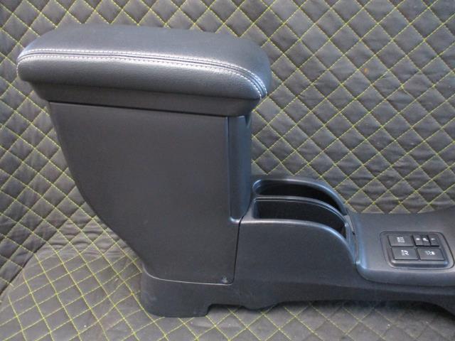 【中古】中古部品 アクア NHP10 コンソールボックス 【3330660100-000022309377100】 2