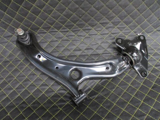【中古】中古部品 フィット GE6 右フロントロアアーム 【3330660100-000022312451720】