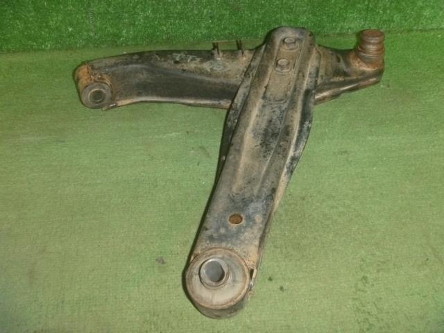 【中古】中古部品 サンバー TT2 右フロントロアアーム 【3330370100-000223038951720】