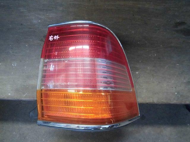 【中古】中古部品 クラウン GS151 右テールランプ 【3340180100-001041407815500】