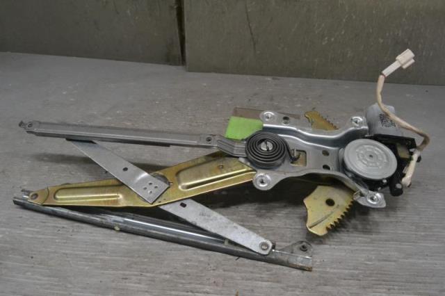 【中古】中古部品 マーククオリス MCV21 左フロントドアレギュレータ・モーター 【3310580000-221122000213220】