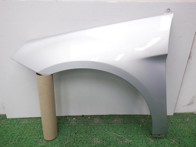 メーカー メルセデスベンツ 車名 ベンツ Bクラス 型式類別 15291-0001 グレード B170 認定型式 CBA-245232 車両タイプ ステーションワゴン 年式 H19/6 シフト CVT 駆動 4×2 通称型式 WDD245232 エンジン型式 266 ミッション型式 アクスル型式 車体色 ポーラーシルバー 車体色No 761 トリム色No 走行距離(Km) 106,002 メーカー純正品番 部品メーカー品番 保証 0ヶ月/0km 付加情報 再塗装品 商品情報 (1)[8,その他,サビ浮き　1X6mm](1)[全体,サイトソウ,小傷程度](2)[全体,その他,薄い小傷　多少] ※純正番号およびモデル番号は参考としてください。※リビルト部品を購入される際のお願い【再生部品】と表示されているものをリビルト部品と呼んでいます。リビルト部品の場合には、交換時に取り外した部品をご返却していただく場合があります。詳しくはこちら※大物商品(ドア・ボンネット・バンパー等)は個人宅への配送ができない場合がございます。その場合、最寄りの配送業者支店止め等の対応となりますので、あらかじめご了承ください。 ページ上部へ【中古】中古部品 ベンツ Bクラス 245232 左フロントフェンダー 【3310250100-000223026810700】