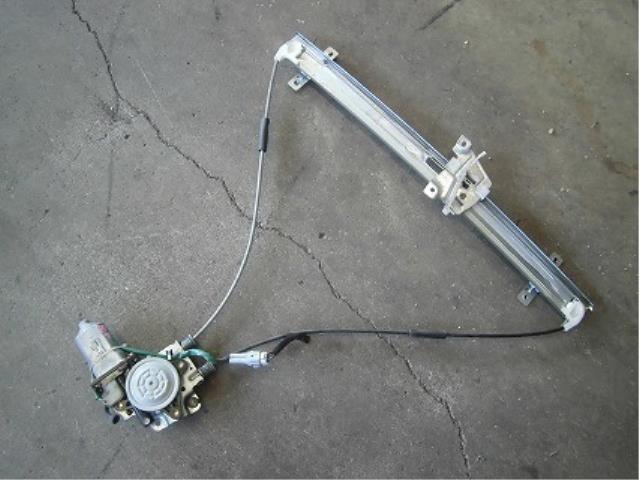 メーカー ダイハツ 車名 ハイゼットアトレ 型式類別 11228-0005 グレード CX 認定型式 TA-S220G 車両タイプ ケイワゴン 年式 H14/5 シフト 3CT 駆動 通称型式 S220GZHXF エンジン型式 EF-VE ミッション型式 アクスル型式 車体色 ブルーイッシュシルバーメタリック 車体色No S23 トリム色No FVS7 走行距離(Km) メーカー純正品番 69820-97503-000 部品メーカー品番 保証 0ヶ月/0km 付加情報 2P 商品情報 ※純正番号およびモデル番号は参考としてください。※リビルト部品を購入される際のお願い【再生部品】と表示されているものをリビルト部品と呼んでいます。リビルト部品の場合には、交換時に取り外した部品をご返却していただく場合があります。詳しくはこちら※大物商品(ドア・ボンネット・バンパー等)は個人宅への配送ができない場合がございます。その場合、最寄りの配送業者支店止め等の対応となりますので、あらかじめご了承ください。 ページ上部へ【中古】中古部品 ハイゼットアトレ S220G 左フロントドアレギュレータ・モーター 【3340180100-001330125313220】