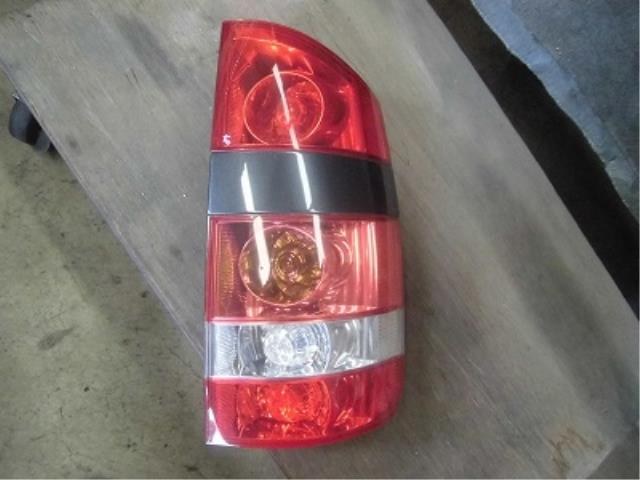 【中古】中古部品 ノア AZR60G 右テールランプ 【3340180100-001576398815500】