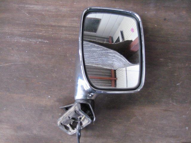 メーカー ダイハツ 車名 ムーヴ 型式類別 08291-0010 グレード 660 CL 認定型式 E-L600S 車両タイプ 5ドアハッチバック 年式 H9/ シフト 駆動 通称型式 L600SGHPG エンジン型式 EF-GL ミッション型式 アクスル型式 車体色 ロイヤルブルーマイカメタリック 車体色No B37 トリム色No YGS4 走行距離(Km) 116,000 メーカー純正品番 部品メーカー品番 保証 0ヶ月/0km 付加情報 メッキ/3P/リモコン式/小傷有 商品情報 ※純正番号およびモデル番号は参考としてください。※リビルト部品を購入される際のお願い【再生部品】と表示されているものをリビルト部品と呼んでいます。リビルト部品の場合には、交換時に取り外した部品をご返却していただく場合があります。詳しくはこちら※大物商品(ドア・ボンネット・バンパー等)は個人宅への配送ができない場合がございます。その場合、最寄りの配送業者支店止め等の対応となりますので、あらかじめご了承ください。 ページ上部へ【中古】中古部品 ムーヴ L600S 右サイドミラー 【3340180100-000889768813500】