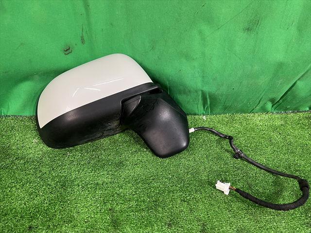 メーカー 日産 車名 ノート 型式類別 17339-0001 グレード X FOUR 4WD 認定型式 DBA-NE12 車両タイプ 5ドアハッチバック 年式 H26/3 シフト CVT 駆動 4×4 通称型式 TDWNREZE12EZA エンジン型式 HR12DE ミッション型式 アクスル型式 車体色 白 ブリリアントホワイトパール(3P) 車体色No QAB トリム色No G 走行距離(Km) 132,910 メーカー純正品番 96301-3VA0D 部品メーカー品番 保証 0ヶ月/0km 付加情報 電格+ヒーター付,7P 商品情報 (1)[,擦り傷,1cm×3個](1)[,飛び石,大　少々](2)[,擦り傷,1cm](2)[全体,飛び石,多少] ※純正番号およびモデル番号は参考としてください。※リビルト部品を購入される際のお願い【再生部品】と表示されているものをリビルト部品と呼んでいます。リビルト部品の場合には、交換時に取り外した部品をご返却していただく場合があります。詳しくはこちら※大物商品(ドア・ボンネット・バンパー等)は個人宅への配送ができない場合がございます。その場合、最寄りの配送業者支店止め等の対応となりますので、あらかじめご了承ください。 ページ上部へ【中古】中古部品 ノート NE12 右サイドミラー 【3330240100-000223111513500】