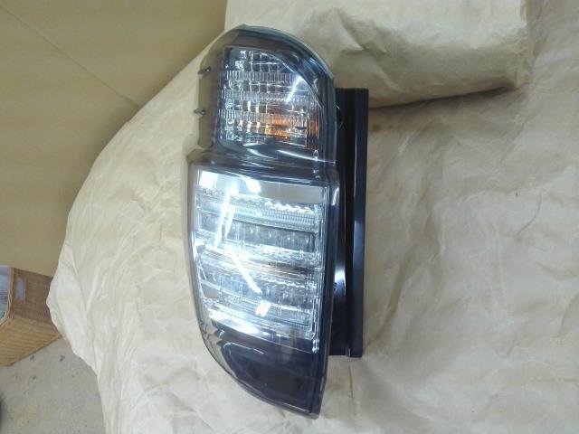 【中古】中古部品 ヴェルファイア AGH30 左テールランプ 【3310540000-000021774615600】