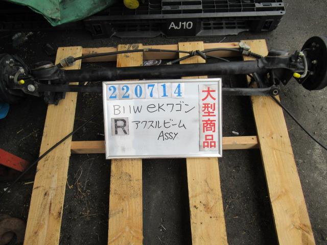 メーカー 三菱 車名 eKワゴン 型式類別 17551-1501 グレード E 認定型式 DBA-B11W 車両タイプ 5ドアハッチバック 年式 H28/3 シフト CVT 駆動 4×2 通称型式 B11WLTSH エンジン型式 3B20 ミッション型式 アクスル型式 車体色 アメジストブラックパール 車体色No X42 トリム色No 走行距離(Km) 100&#44;215 メーカー純正品番 4120A246 部品メーカー品番 保証 1ヶ月/1000km 付加情報 100215Km ABS・ラテラルロッドツキ サビ多少アリ K220714&#44;※個人宅様宛配送不可 ※西濃運輸営業所止め・業者様宛配送のみ 商品情報 ※純正番号およびモデル番号は参考としてください。※リビルト部品を購入される際のお願い【再生部品】と表示されているものをリビルト部品と呼んでいます。リビルト部品の場合には、交換時に取り外した部品をご返却していただく場合があります。詳しくはこちら※大物商品(ドア・ボンネット・バンパー等)は個人宅への配送ができない場合がございます。その場合、最寄りの配送業者支店止め等の対応となりますので、あらかじめご了承ください。 ページ上部へ【中古】中古部品 eKワゴン B11W リアアクスルビーム 【3330980100-000022071453500】