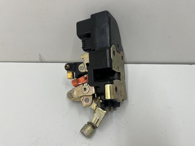【中古】中古部品 クライスラーボイジャー RG33L 右フロントドアロックソレノイド 【3310070100-000203019564550】