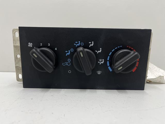 【中古】中古部品 ジープ チェロキー 7MX A/Cスイッチパネル 【3310070100-000743599860900】