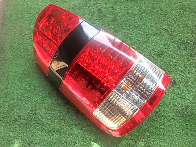 【中古】中古部品 ノア AZR65G 左テールランプ 【3330450100-230128000115600】