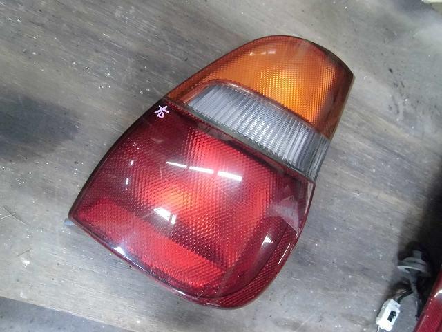 【中古】中古部品 ウイングロード WFY10 右テールランプ 【3340180100-001036977215500】