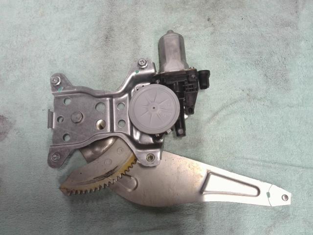 【中古】中古部品 AZワゴン MJ23S 右リアドアレギュレータ・モーター 【3310200100-000017018113320】