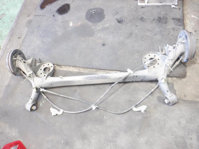 【中古】中古部品 ヴィッツ NSP130 リアアクスルビーム 【3340140100-000023277353500】