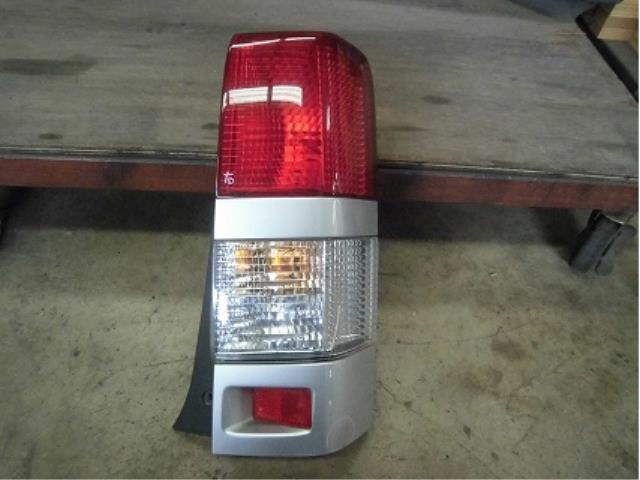 【中古】中古部品 ボンゴフレンディ SG5W 右テールランプ 【3340180100-001402687215500】