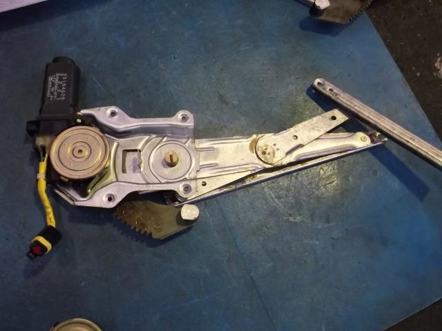 【中古】中古部品 ジープ グランドチェロキー ZG40 右リアドアレギュレータ・モーター 【3310190100-000877356213320】