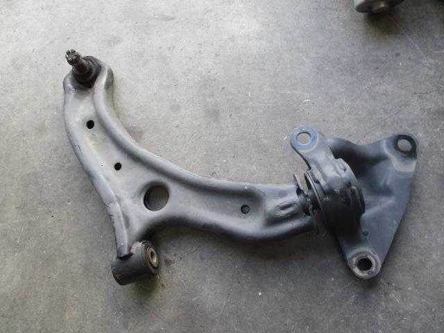 【中古】中古部品 フィット GE6 右フロントロアアーム 【3310190100-001331687651720】